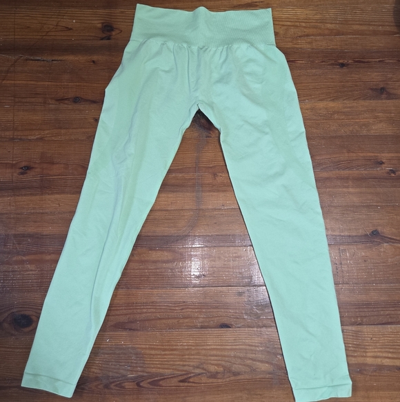 NVGTN Pistachio Seamless Leggings - Picture 5 of 8